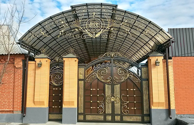 Купить или заказать ворота для дома с навесом - стильные и надежные решения для вашего участка в Северске от 41951 руб | ВоротМастер-Свк