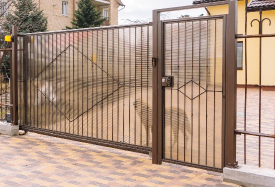 Купить ворота из профлиста с элементами ковки, с металлическими столбами в рамке или под дерево в Северске от 154800 руб